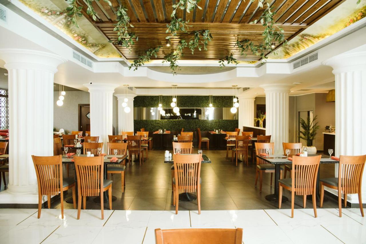 Pyramisa Suites Hotel Cairo Giza Exterior foto The interior of the restaurant