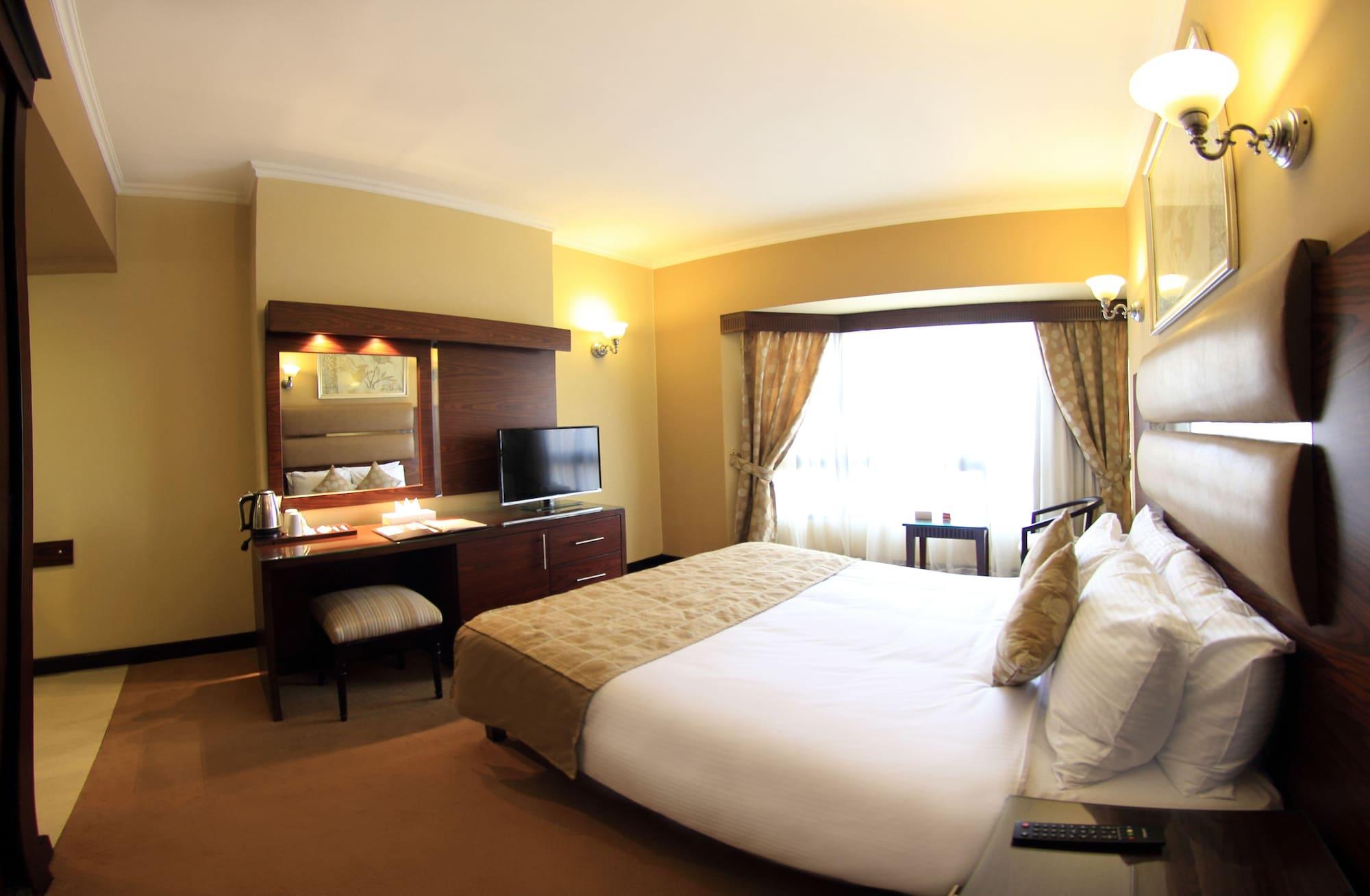 Pyramisa Suites Hotel Cairo Giza Exterior foto A room at the hotel