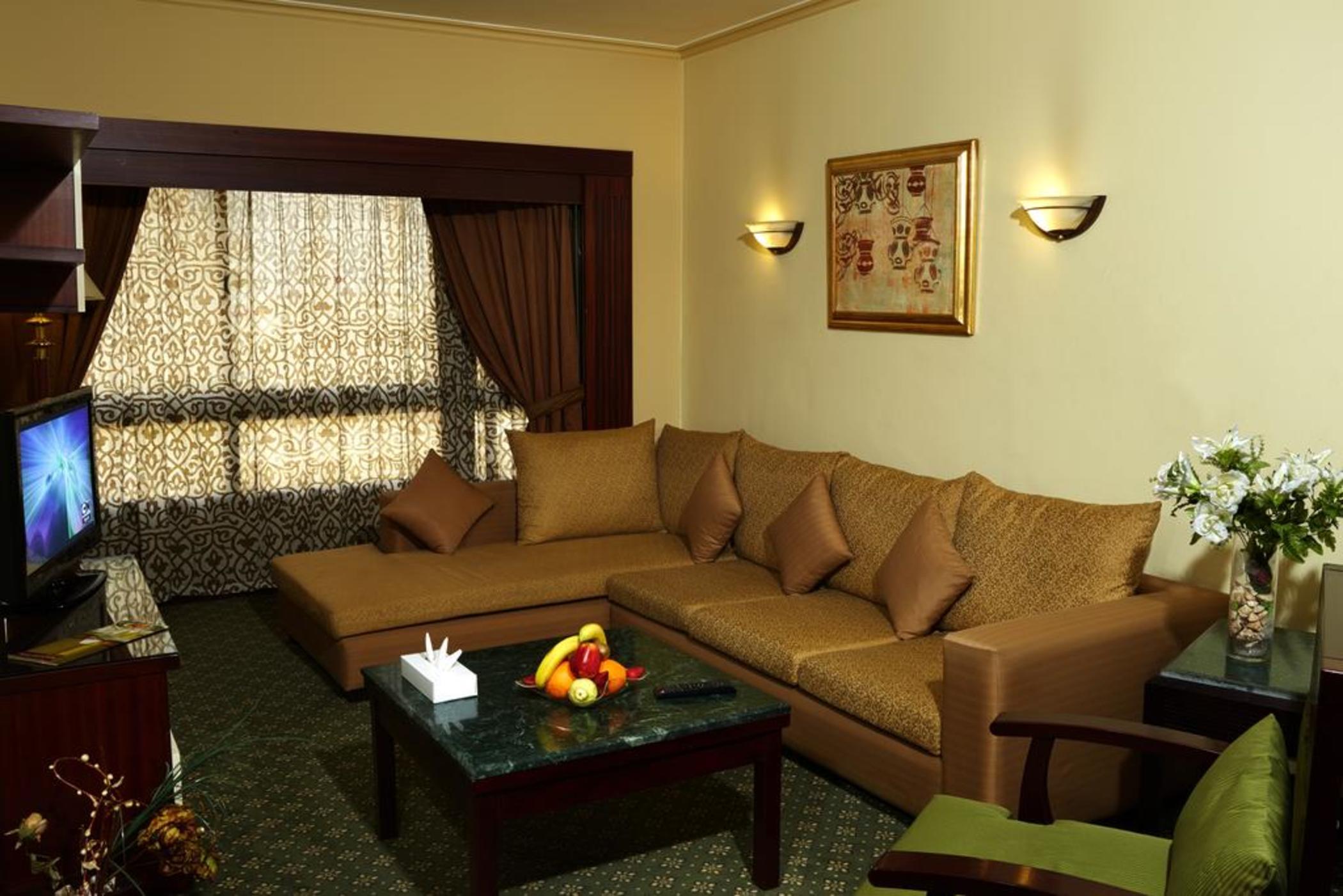 Pyramisa Suites Hotel Cairo Giza Exterior foto A living room in a hotel