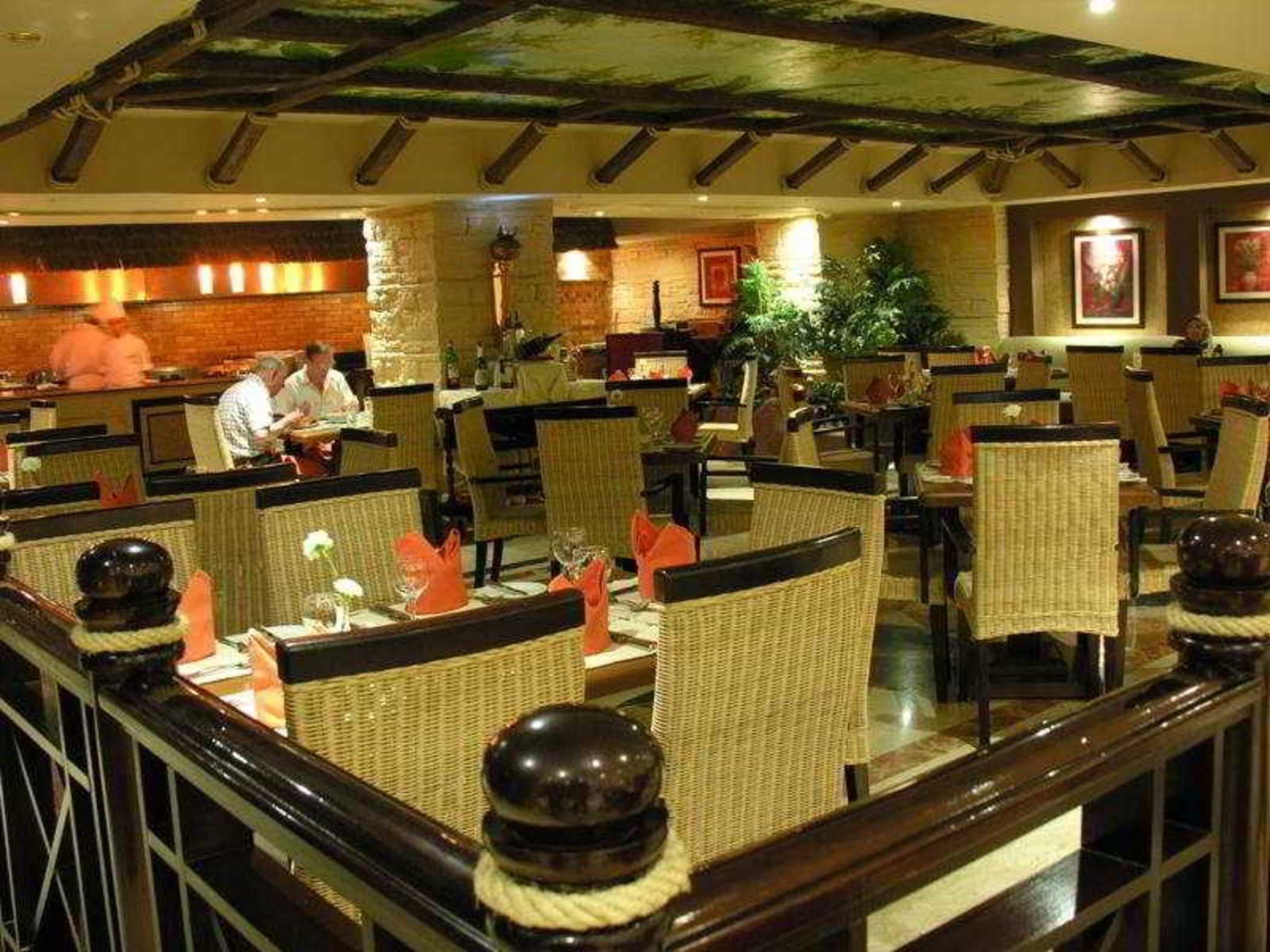 Pyramisa Suites Hotel Cairo Giza Exterior foto The restaurant