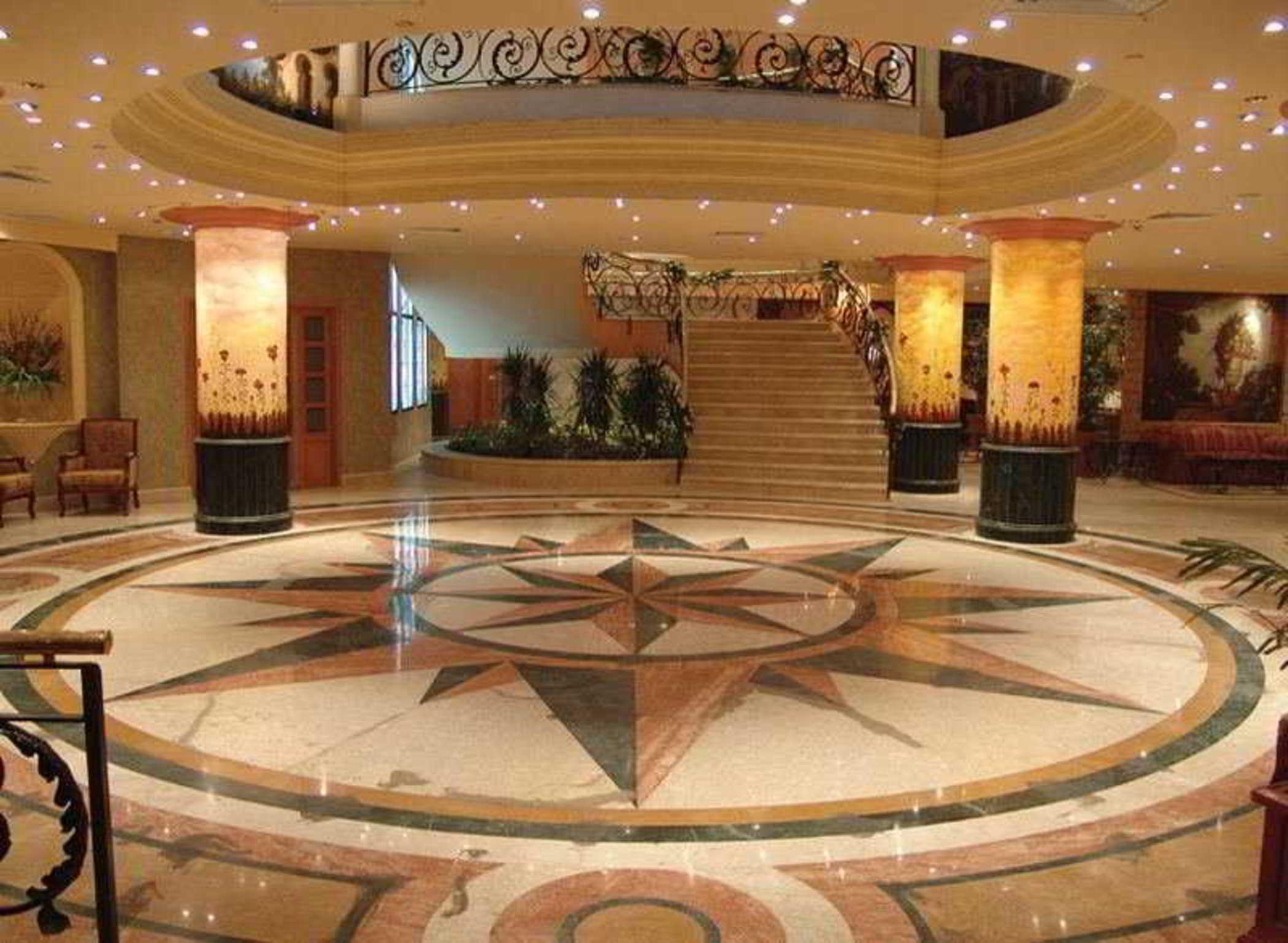 Pyramisa Suites Hotel Cairo Giza Interior foto A marble floor