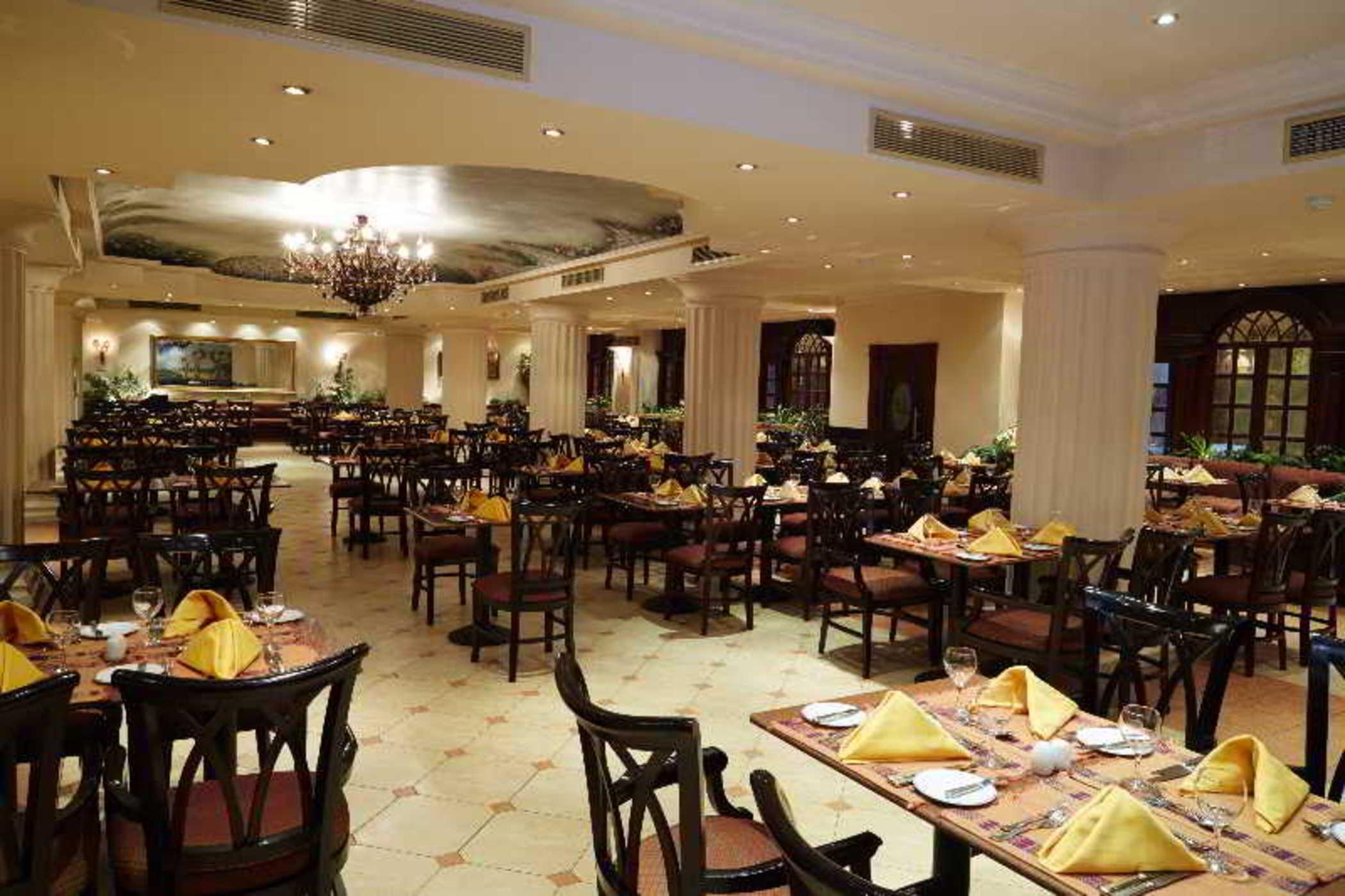 Pyramisa Suites Hotel Cairo Giza Exterior foto The restaurant