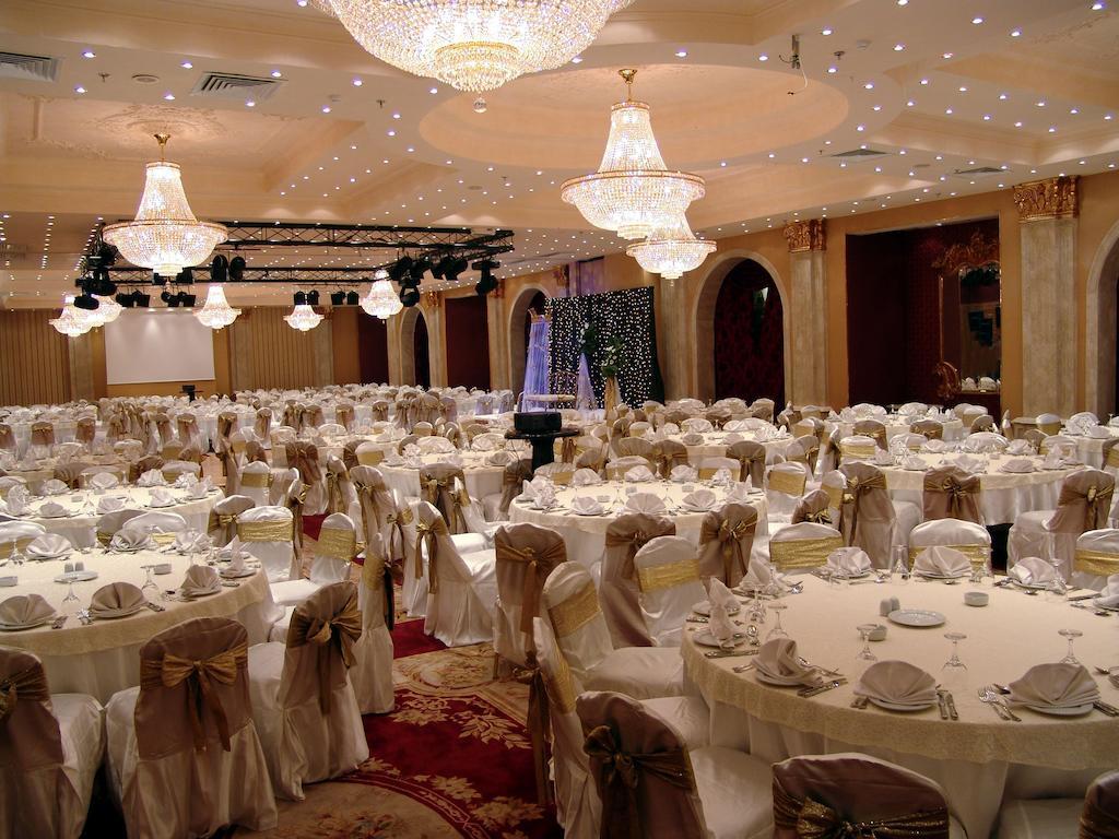 Pyramisa Suites Hotel Cairo Giza Exterior foto The ballroom at the hotel