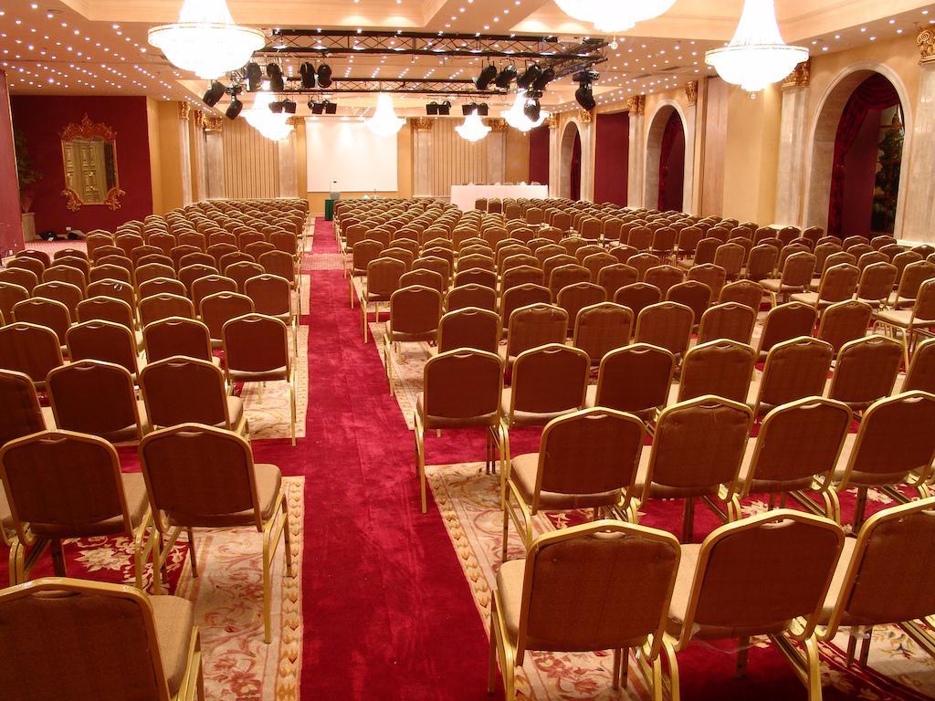 Pyramisa Suites Hotel Cairo Giza Einrichtungen foto The ballroom
