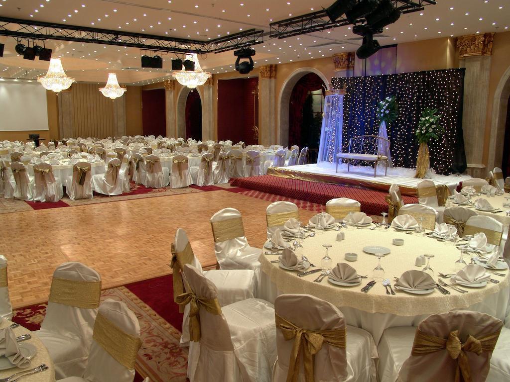 Pyramisa Suites Hotel Cairo Giza Restaurant foto The function room at the hotel