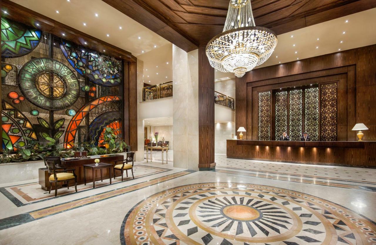 Pyramisa Suites Hotel Cairo Giza Exterior foto The lobby of the Four Seasons Hotel in Riyadh